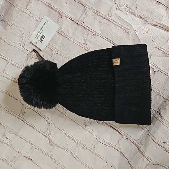 Do everything in love Accessories - Do Everything in Love Black Pom Pom Chenille Beanie NWT